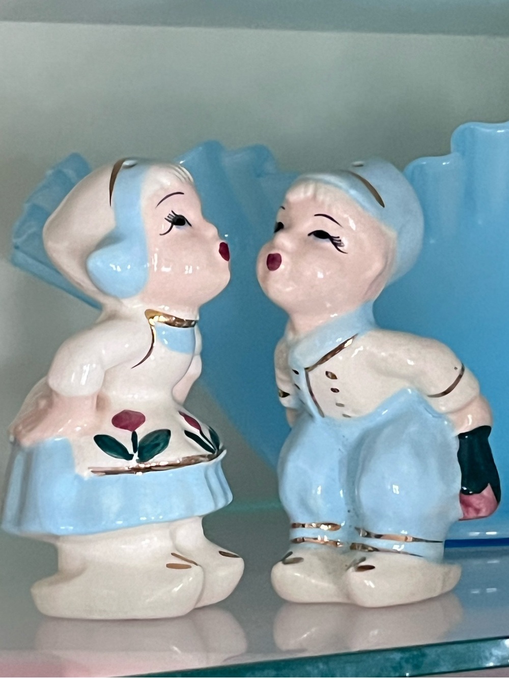 Vintage Napco Dutch Boy Girl Kissing Salt Pepper Shakers S-1293 Japan Foil Label